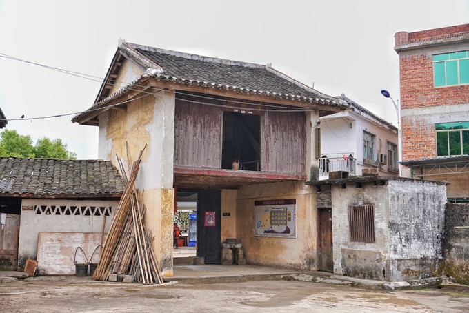 平?jīng)鲂路砍鍪圩钚聝r格,平?jīng)鲂路砍鍪圩钚聝r格，小巷深處的驚喜探索